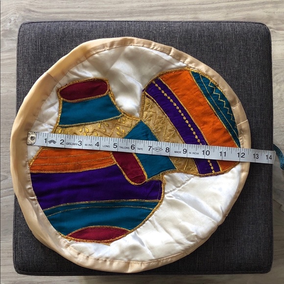 4 Decorative round throw pillows - Picture 3 of 8